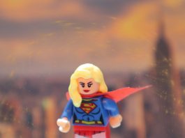 Lego Minifigure Supergirl fly