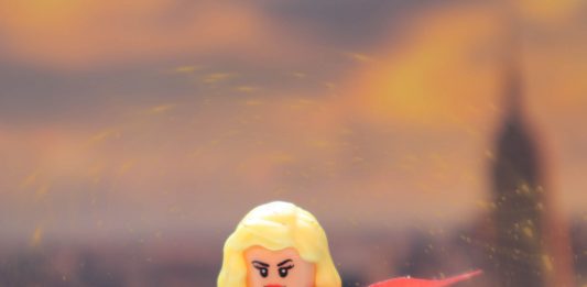 Lego Minifigure Supergirl fly