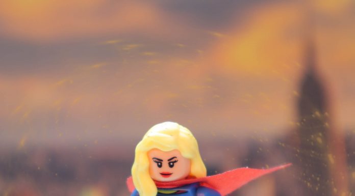 Lego Minifigure Supergirl fly